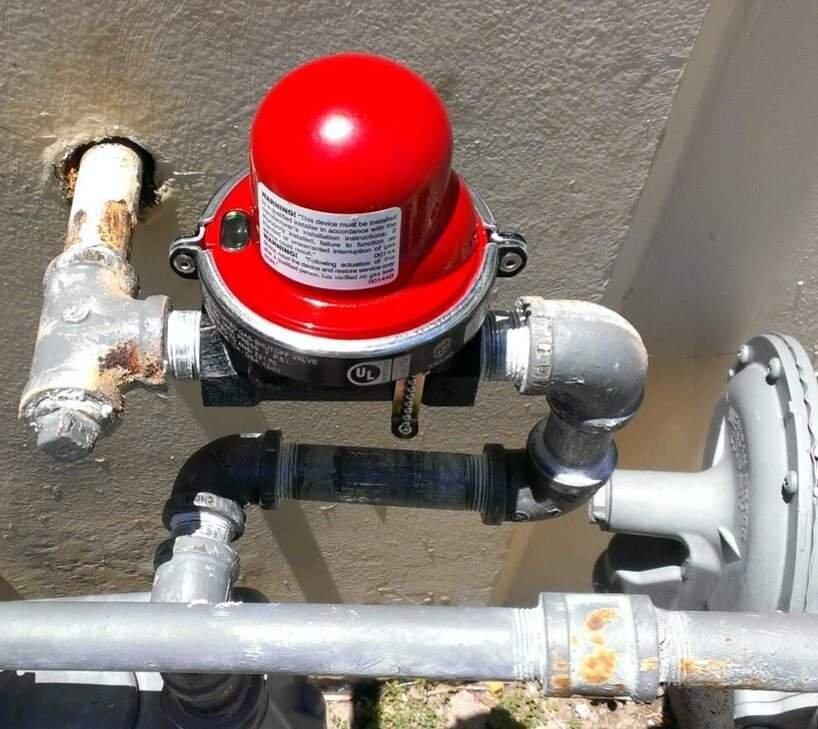 Gas installation service in Orange County: residential gas meter with an earthquake shut-off valve installed on the outlet side