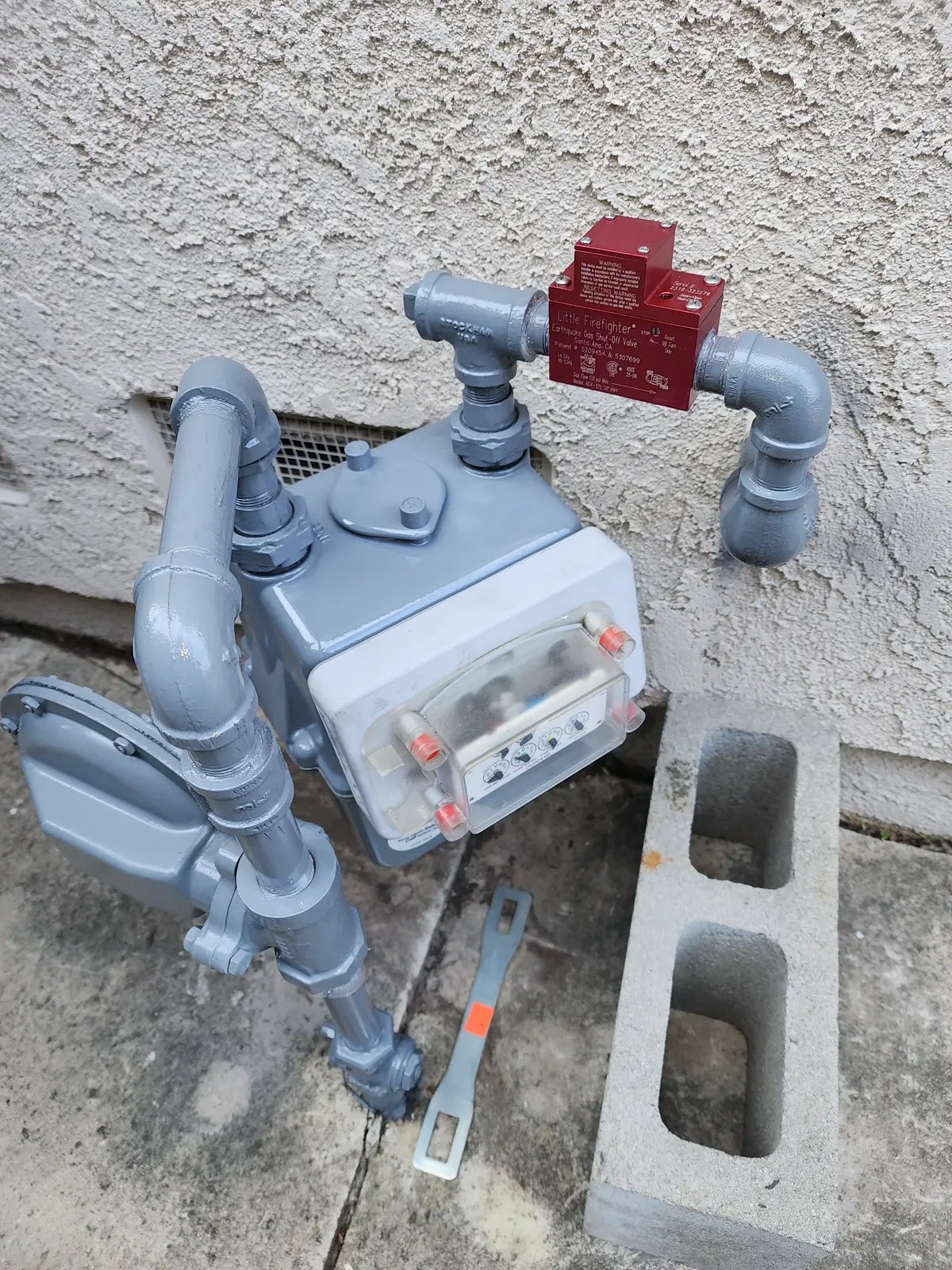 Earthquake gas shutoff valve installed on an Orange County gas meter with compact, straight routing